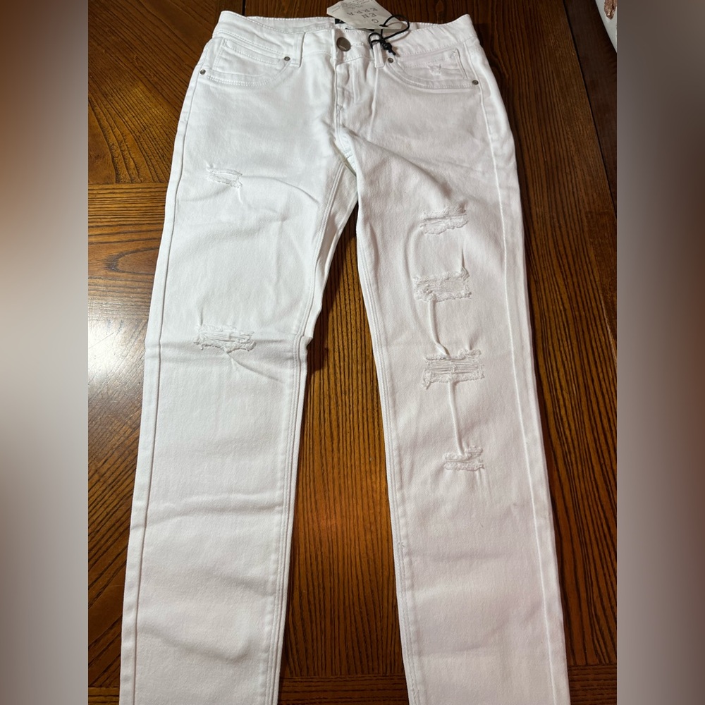 GENERRA WHITE DISTRESSED JEANS. NWT. SIZE 5.